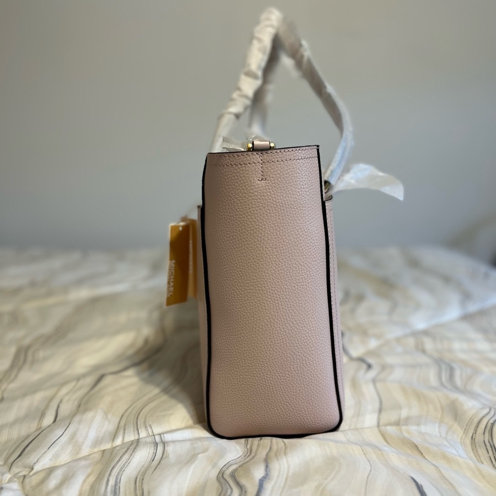 NWT. Michael Kors Large Tote/Handbag. Never been used. No marks or scratches